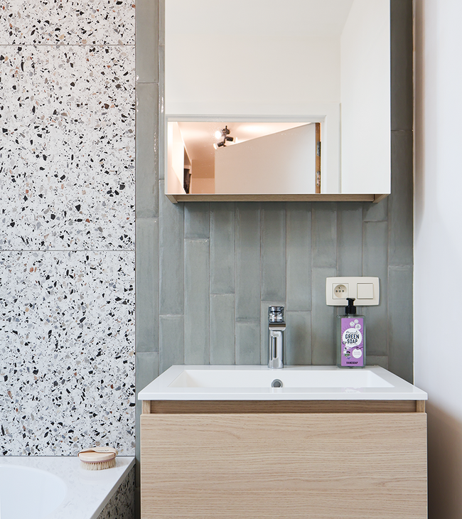 Kijk binnen in een kleine badkamer met bad