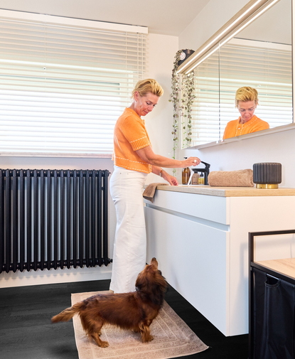 Binnenkijken in een Nordic badkamer met zwarte accenten