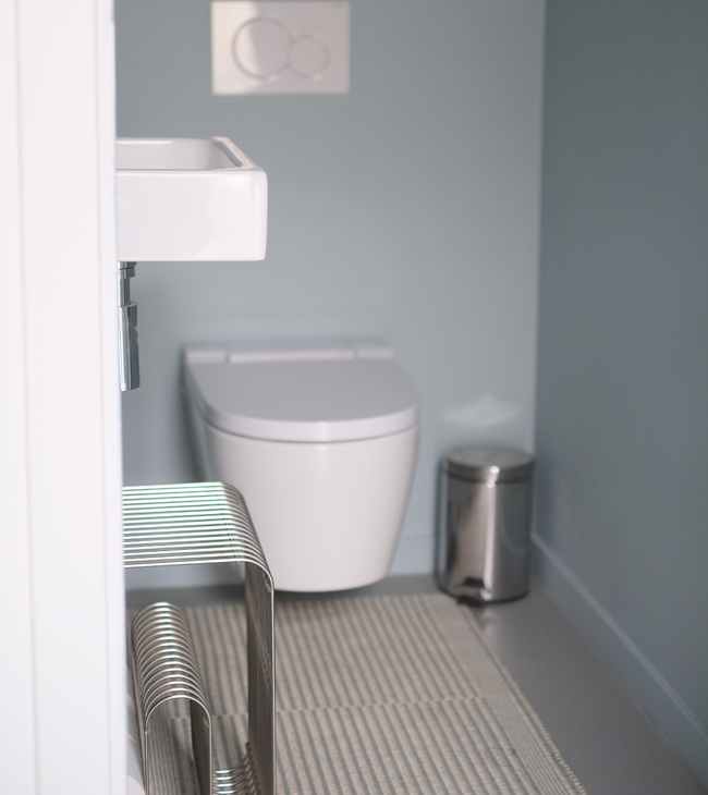 Kijk binnen in een toilet met Japanse wc