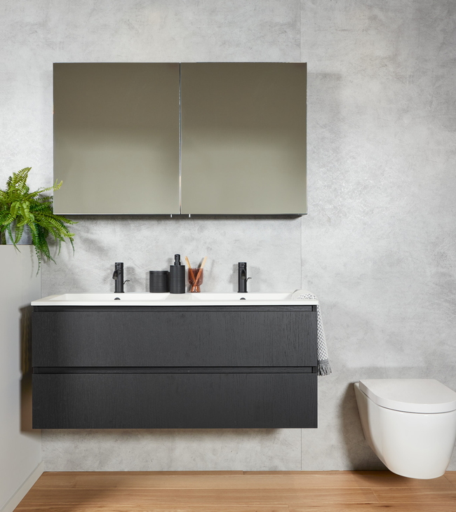 Moderne badkamer met wandpanelen in betonlook