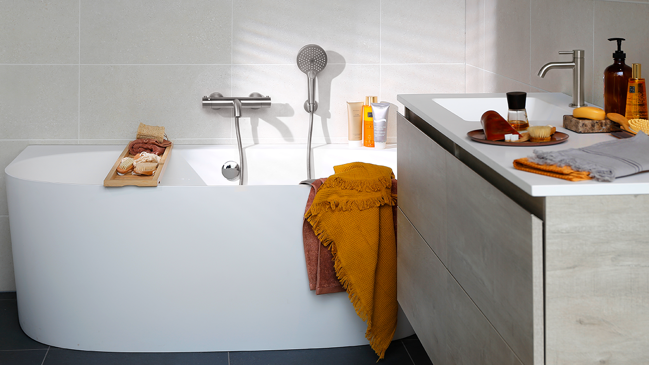 Puur natuur: kleine natural badkamer met slimme indeling