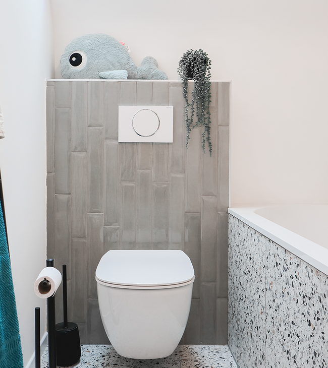 Binnenkijken in een kleine badkamer onder een schuin dak