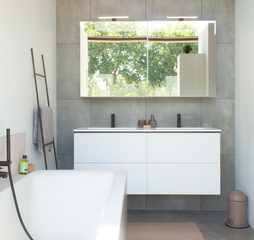 Badkamer in stijl Modern met wit badkamermeubel, zwarte kranen, grijze tegels en vrijstaand bad met zwarte handdouche.