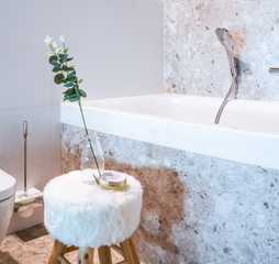 Nordic badkamer met inbouwbad en terrazzo tegel