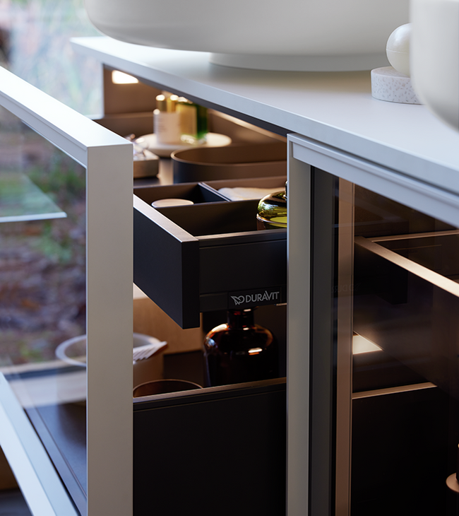 Detail van badkamerkast Vitrium met glazen front