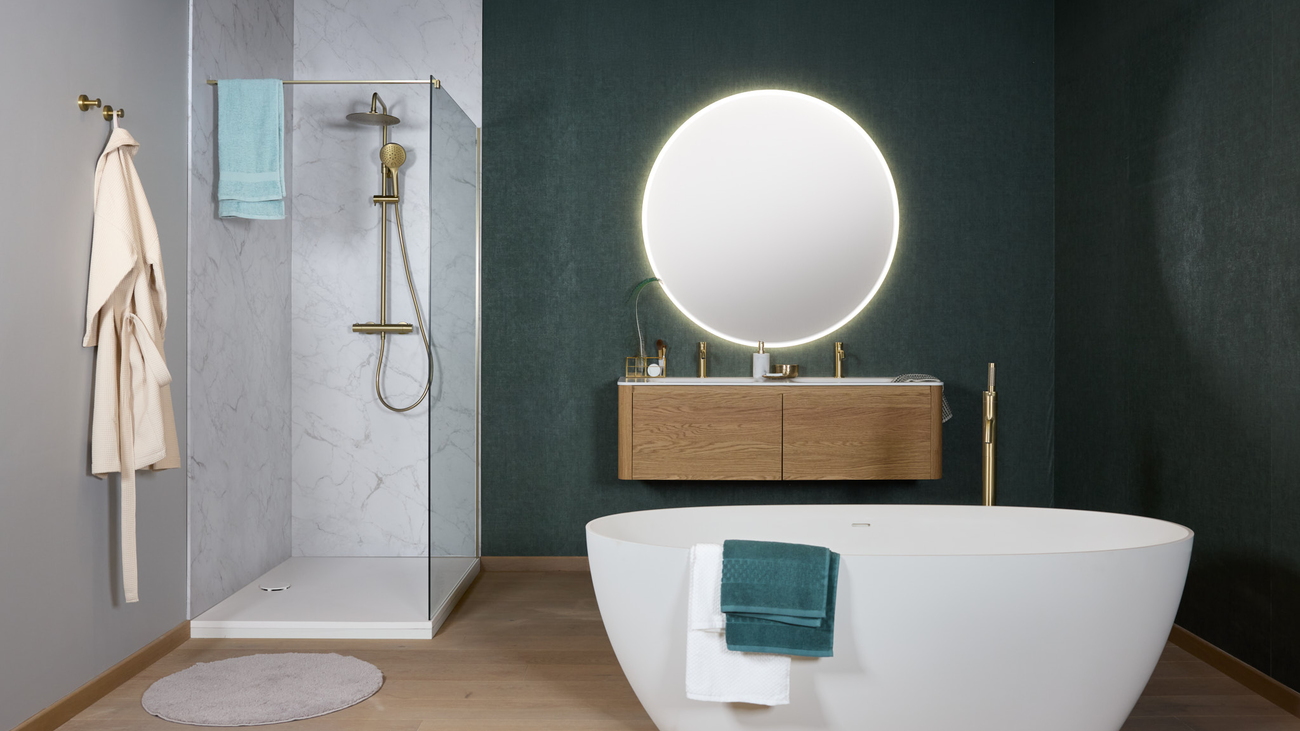 Moderne art deco badkamer in groen, hout en goud