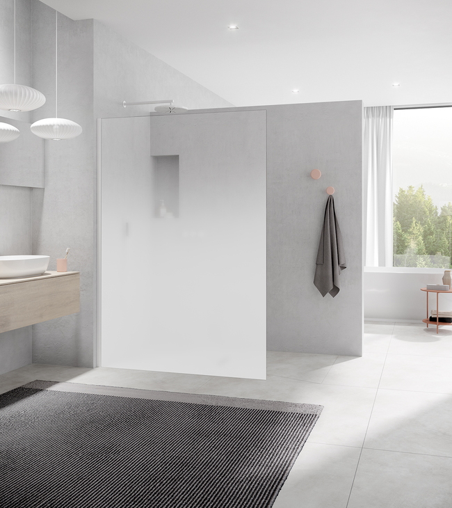 Moderne badkamer met minimalistische douchewand in mat fade glas, gecombineerd met lichte tinten en strakke afwerking.