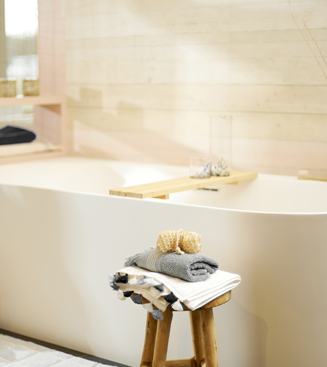 Strandsfeer badkamer, back to wall bad met zomer styling