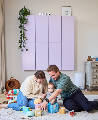 Kijk binnen: kleine badkamer met grote groene douche