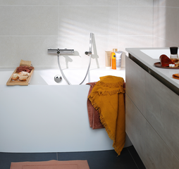 Salle de bains boho naturelle aux tons terre