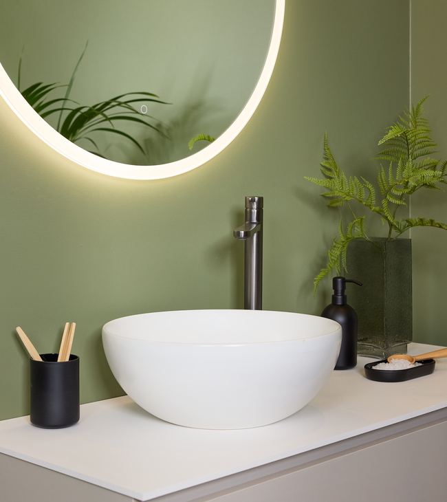 Detail van een groene badkamer