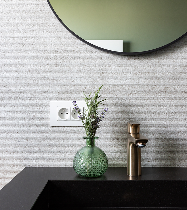 Detail wellnessbadkamer gouden kraan