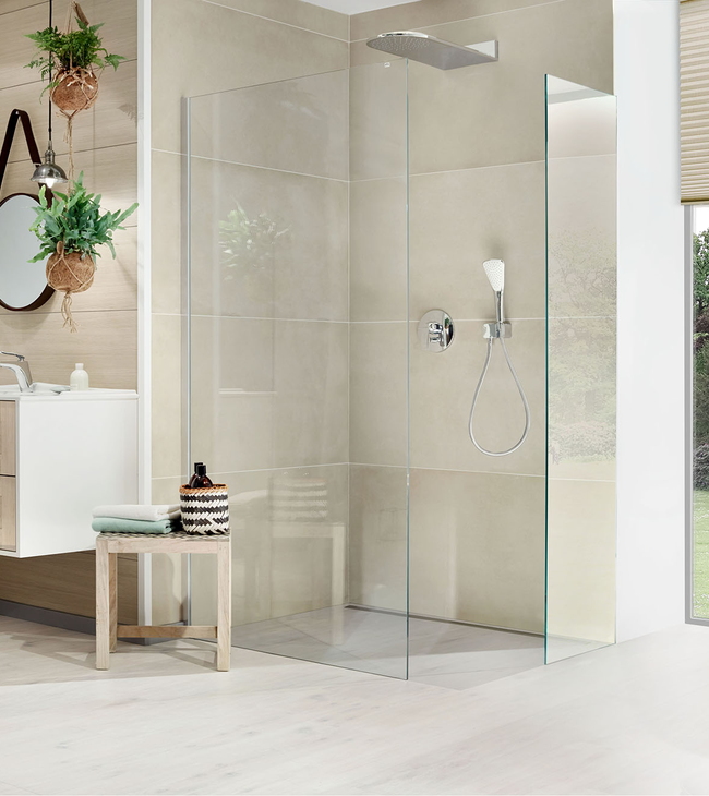 Stijlvolle inloopdouche met glazen douchedeur op maat in een moderne badkamer met hout- en natuurelementen.