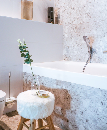 Nordic badkamer met inbouwbad en terrazzo tegel