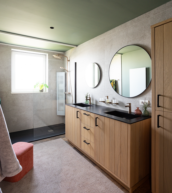 Wellnessbadkamer met houten meubel