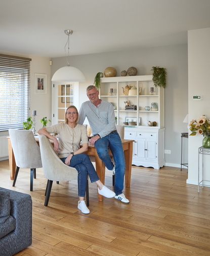 Kijk binnen: warme, lichte badkamer onder een schuin dak