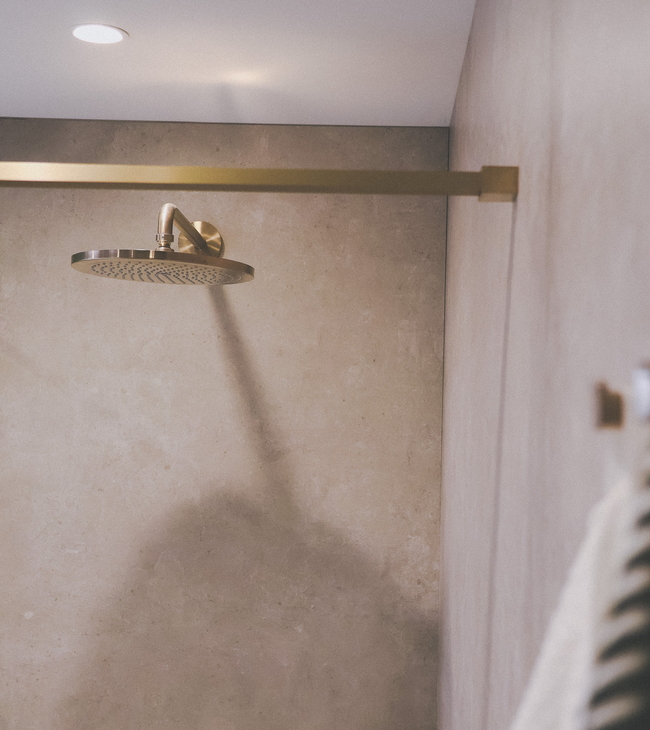 Regendouche met bronskleurige hoofddouche van Hansgrohe