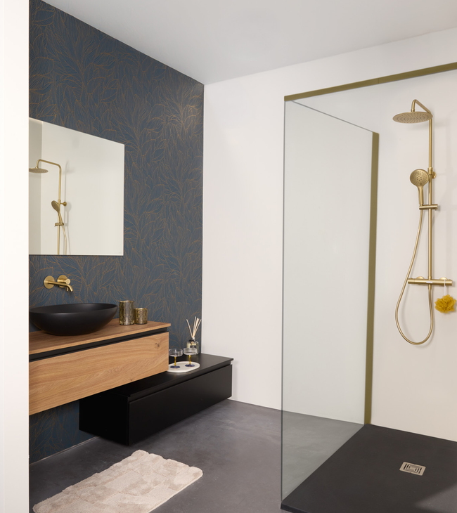Hotel Chique badkamer met houten badkamermeubel
