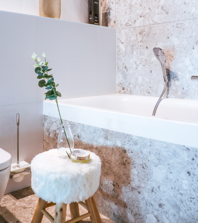 Nordic badkamer met inbouwbad en terrazzo tegel