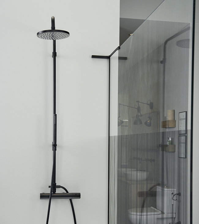 Finn Showerpipe mat zwart
