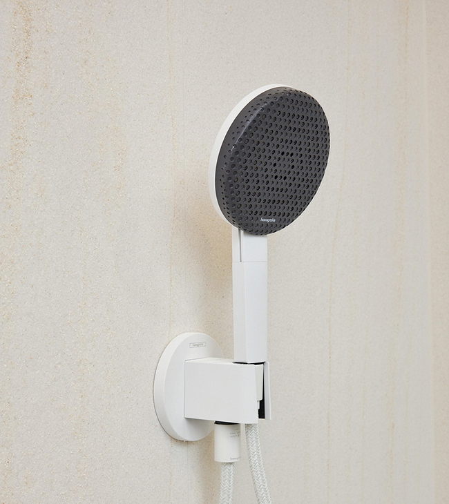 Hansgrohe raindance alive handdouche in wit op een zandsteen textuur douchemuur
