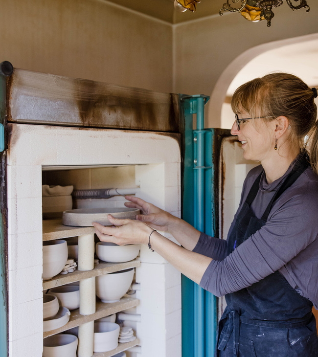De handgemaakte waskommen van Lies Bulteel zijn stuk voor stuk een uniek kunstwerk voor je badkamer
