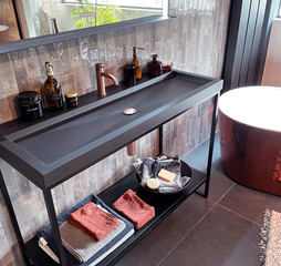Urban Industrial badkamer met koperen kraan en betonlook wastafel