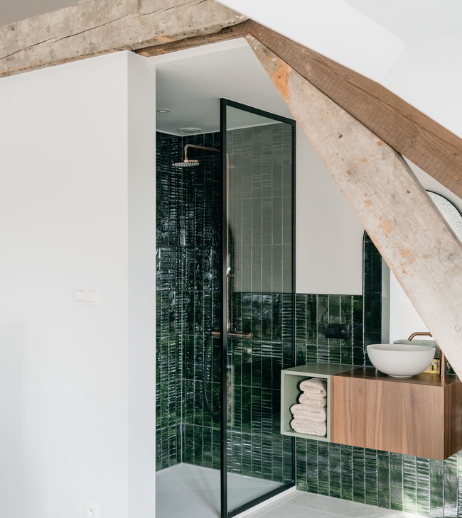 Badkamer met groene tegels jaren 60 stijl