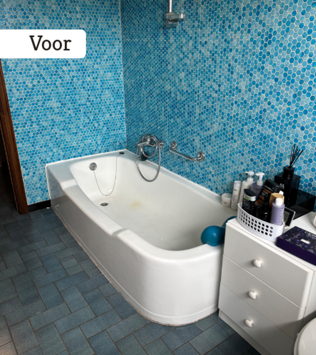 Oude blauwe badkamer voor de renovatie