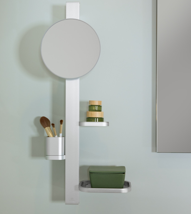 Ideal Standard Alu+ Beauty Bar in zilver: wandmontage met ronde make-upspiegel, bekerhouder en plankjes, gemaakt van gerecycled aluminium.