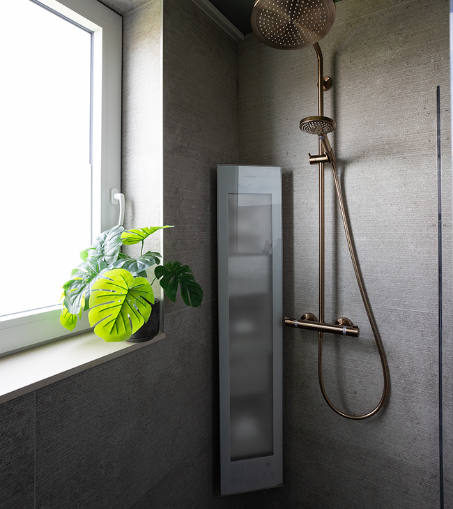 Douche met gouden kranen en infraroodpaneel