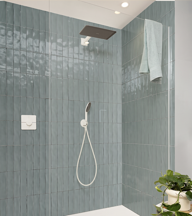 Hansgrohe raindance alive inbouwdouche in wit op een blauwe betegelde muur