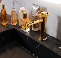 Badkamer in hotel-chique stijl met gouden kraan