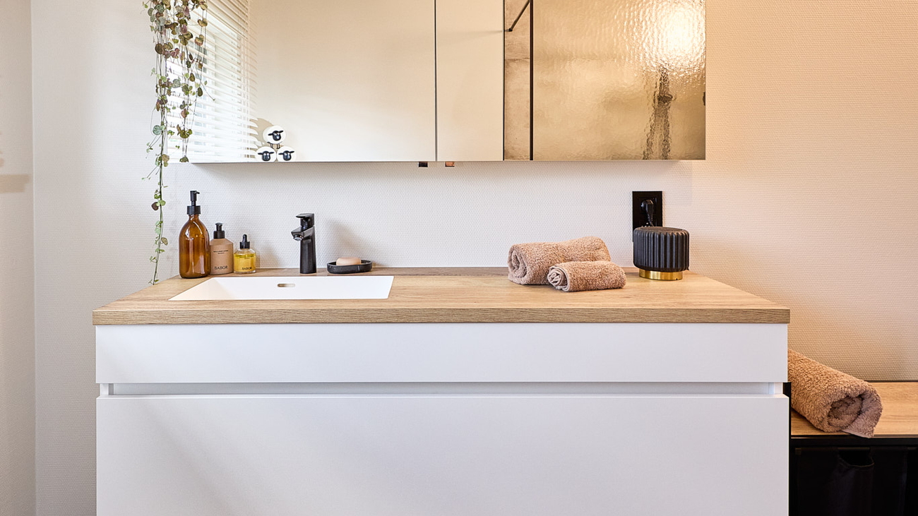 5x badkamers met zwarte kranen: zo combineer je ze in jouw renovatie