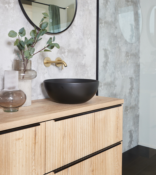 Houten meubel met ribbels
