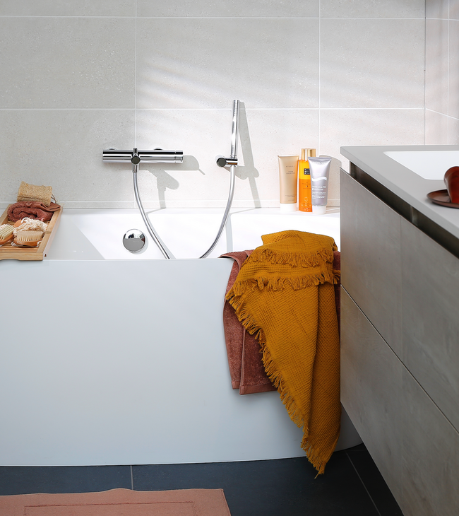 Salle de bains boho naturelle aux tons terre