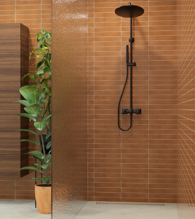 Inloopdouche met zwarte regendouche, warme wandtegels en een stijlvolle douchewand van crépi glas voor extra privacy.