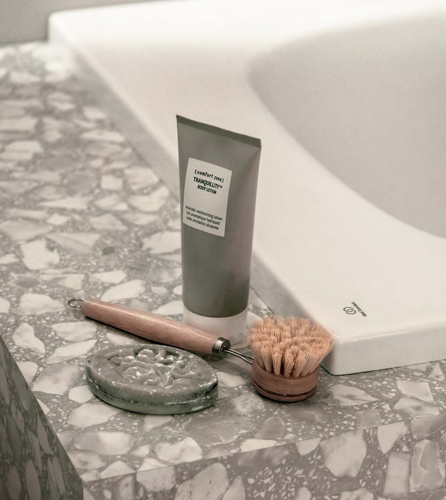 gezellige badkamer in warme grijstinten Ideal Standard met terrazzo tegel