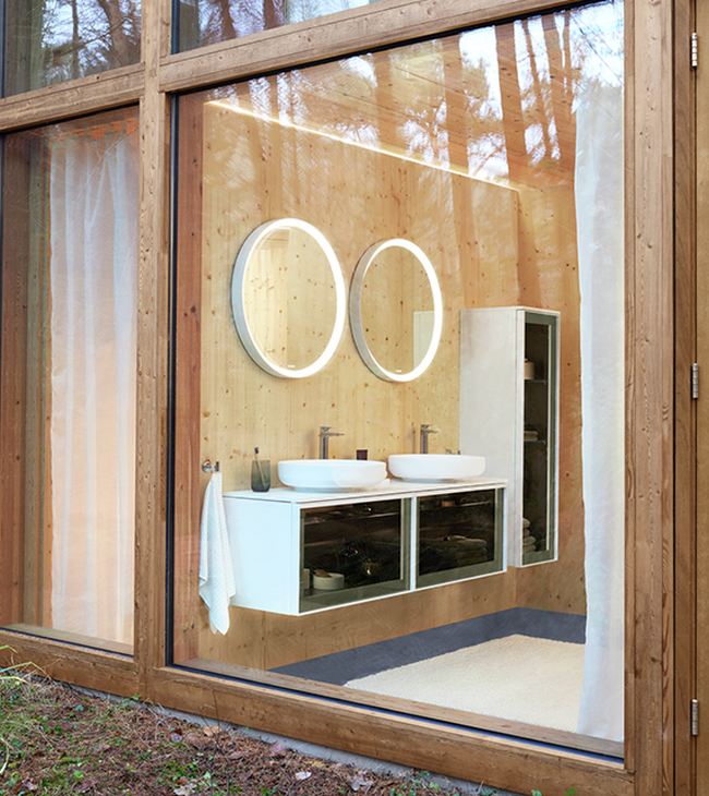 Badkamer met veel hout en badkamermeubels uit de Artisan Lines van Duravit