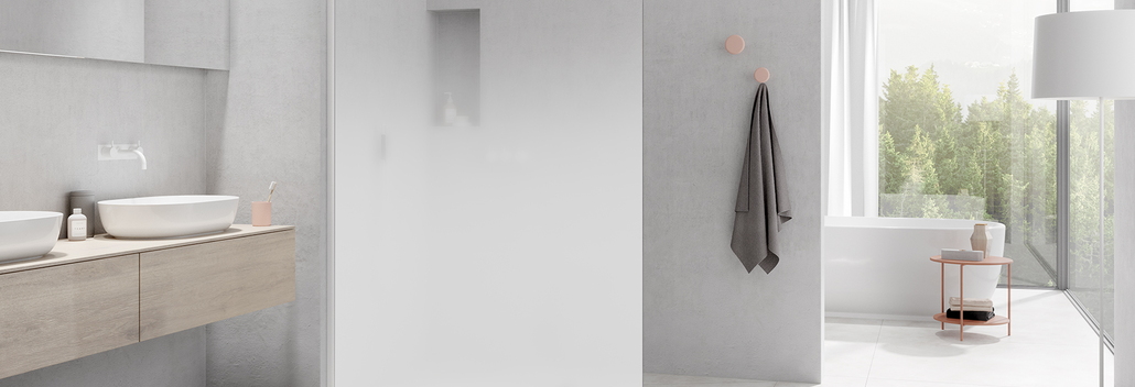 Moderne badkamer met minimalistische douchewand in mat fade glas, gecombineerd met lichte tinten en strakke afwerking.