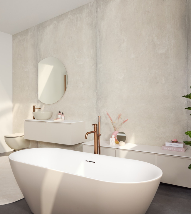 Beige badkamer met vrijstaand bad